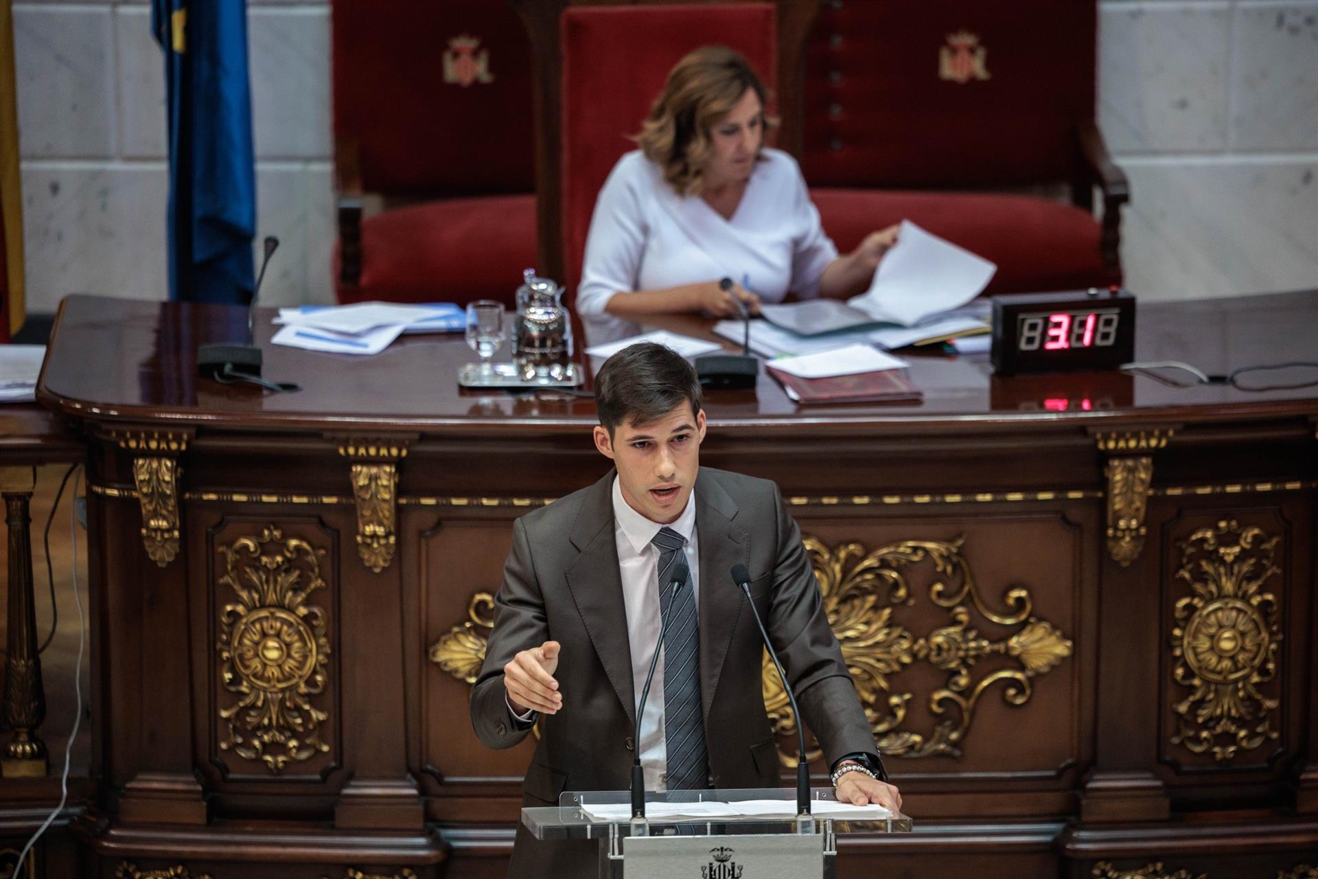 El portavoz socialista en el Ayuntamiento de València, Borja Sanjuán, durante un pleno del consistorio junto a la alcaldesa de la ciudad, María José Catalá