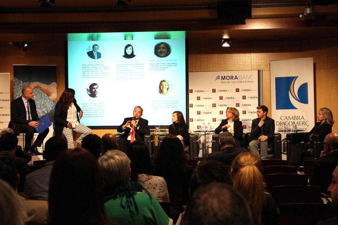 Un moment de la taula rodona amb el director d&#039;Andorra Telecom, Jordi Nadal; la customer experience manager de MoraBanc, Bárbara Queizán; la responsable de recursos humans de MoraBanc, Remei Fernández; el director d&#039;Actua Innovació, Marc Pons, i la directora d&#039;Actua, Judit Hidalgo.