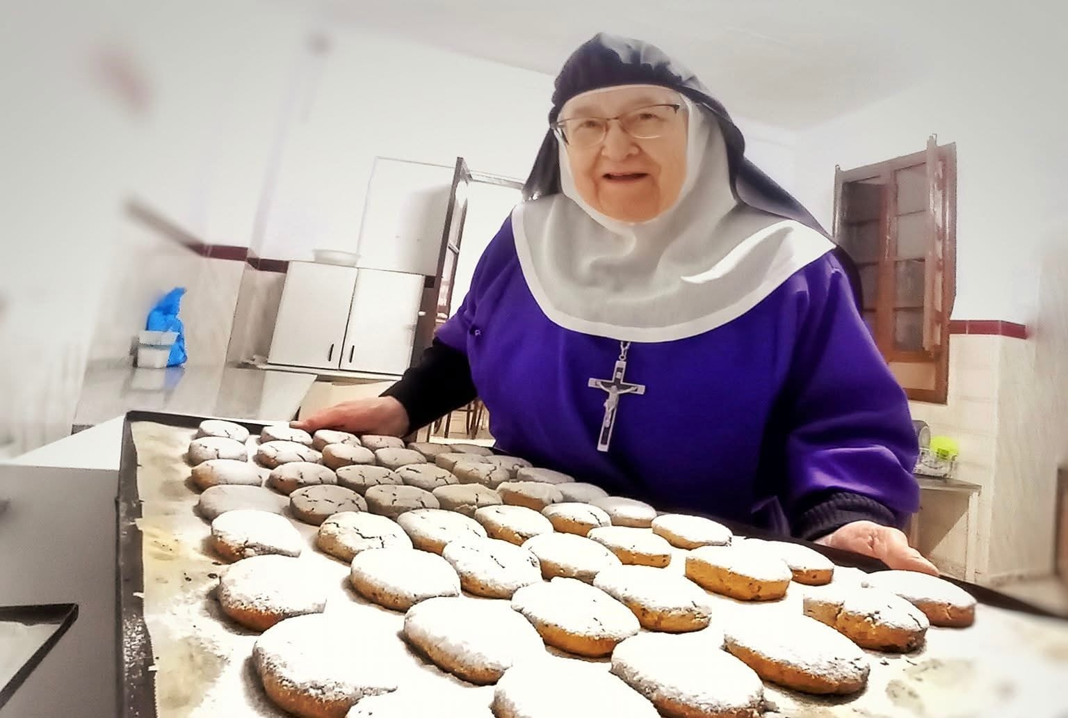 Monja Nazarena de Motril elaborando polvorones  (Granada)