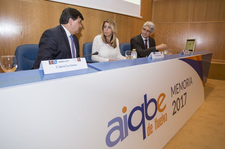 El alcalde Gabriel Cruz, la presidenta de la Junta, Susana Díaz, y Juan Antonio Agüera, presidente de la Aiqbe.