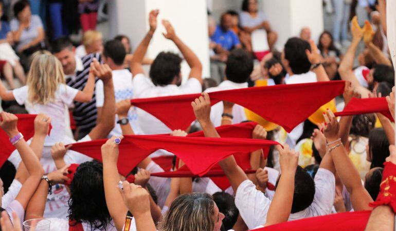 Los pañuelos de las fiestas de Sanse tiñen de rojo la Plaza la Consitución al inicio y final de los festejos en honor al Cristo de los Remedios