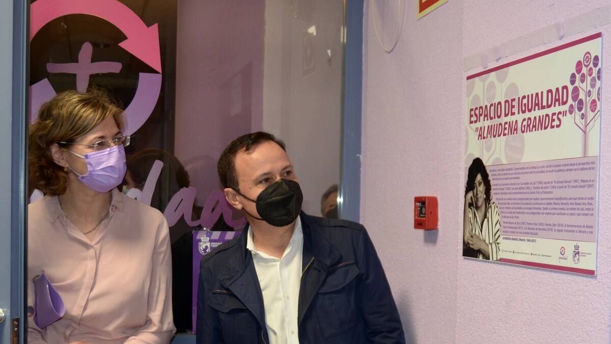 Coslada rinde homenaje a Almudena Grandes con un nuevo espacio por la Igualdad