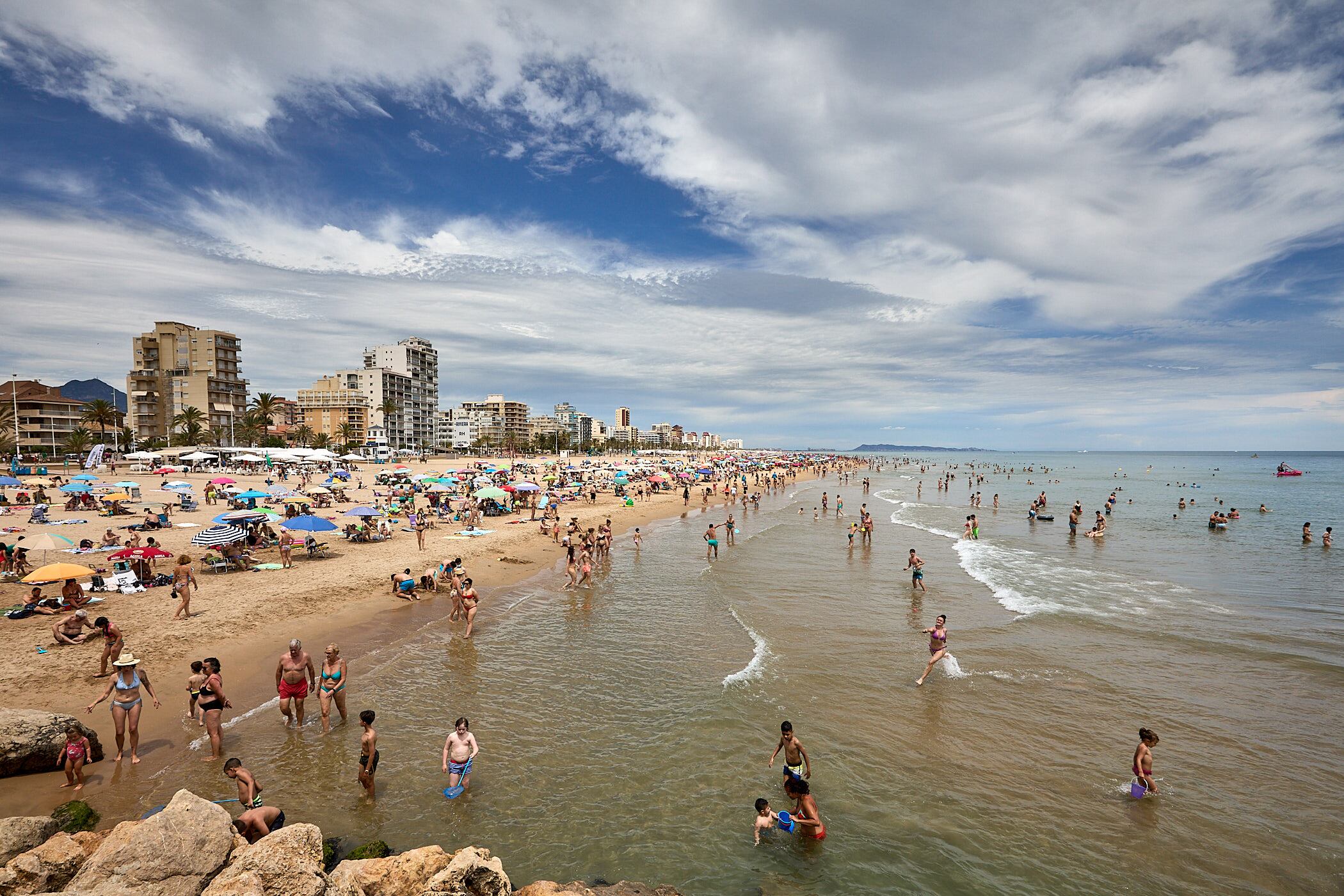 Turistas en la playa de Gandia.