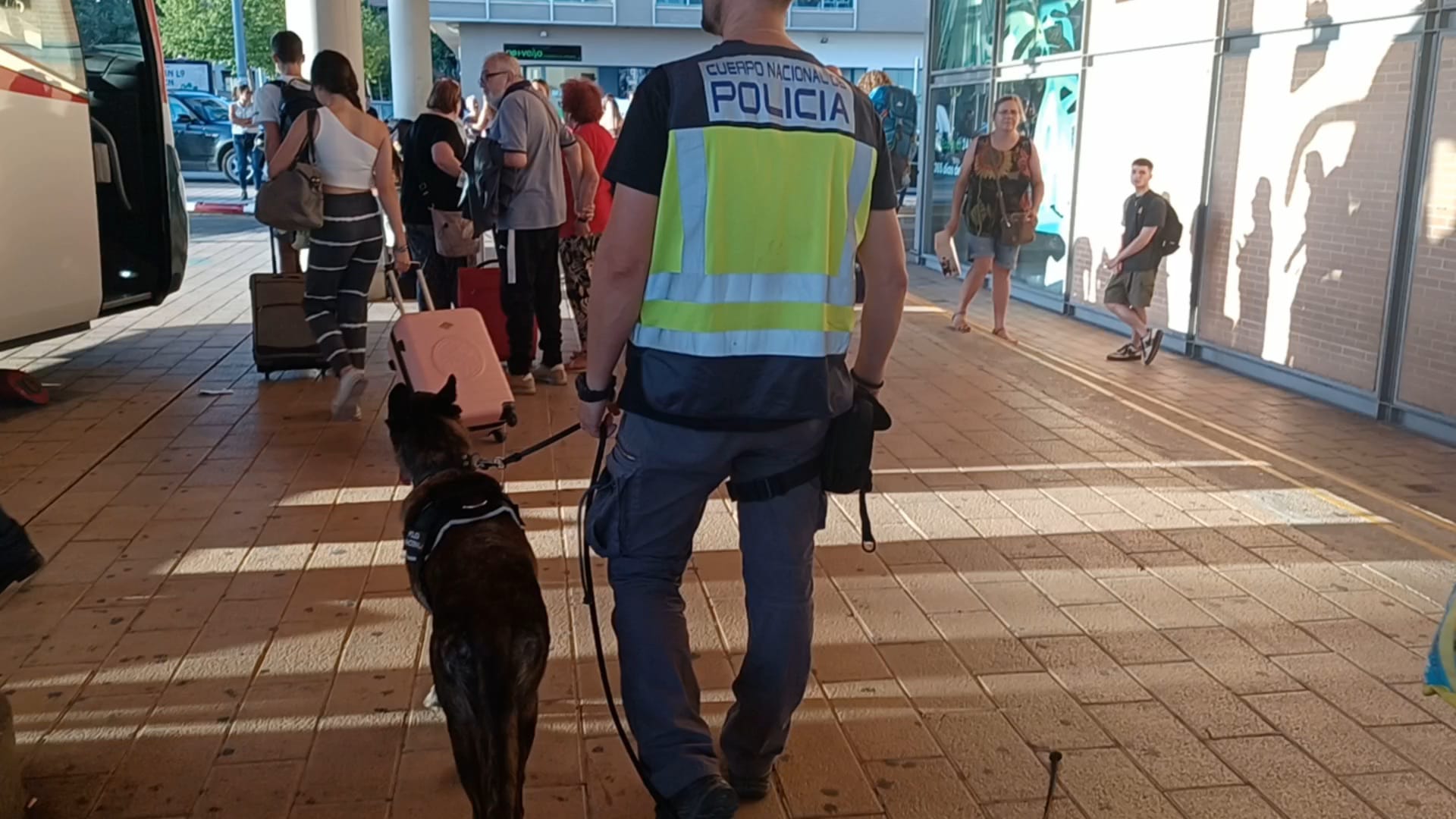 Controles de seguridad en la estación de autobuses