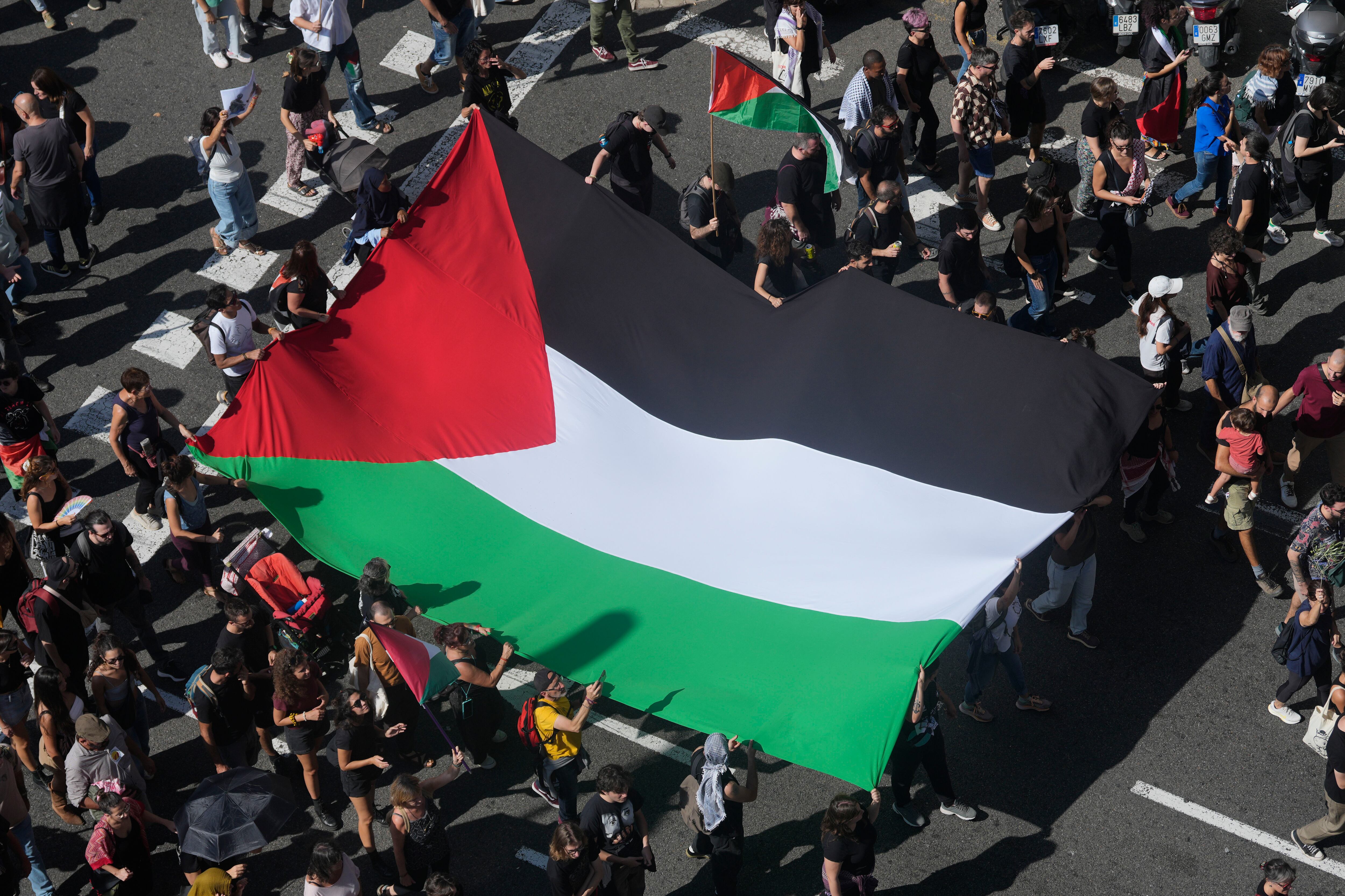 BARCELONA, 04/10/2025.- Manifestación en apoyo a Palestina y contra el "genocidio" de Israel. EFE/ Enric Fontcuberta