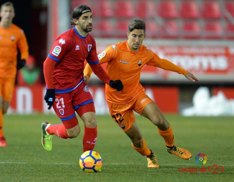 Marc Mateu, el mejor del Numancia, conduce el esférico ante la presión de Campins.