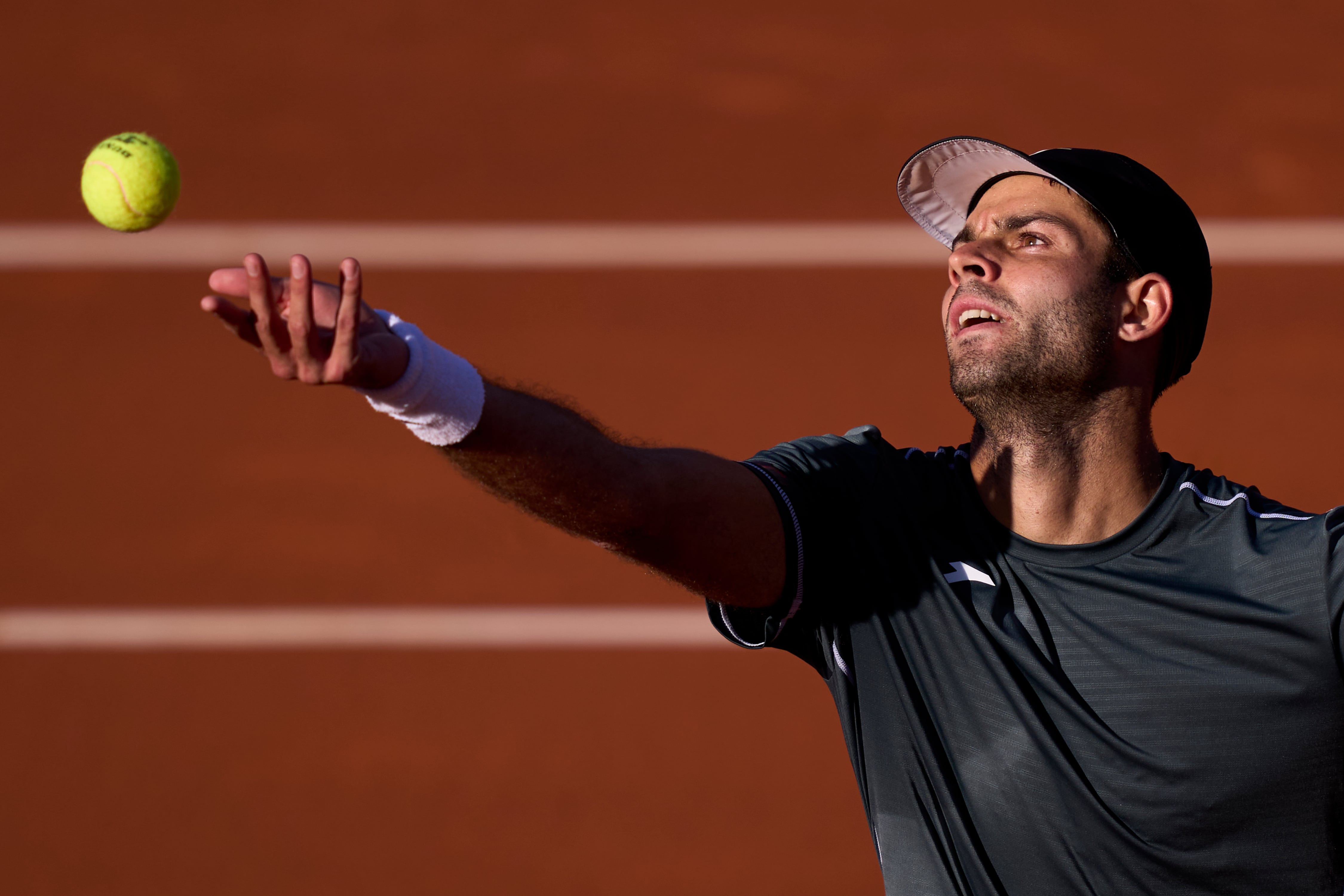 Facundo Díaz Acosta, durante su partido de cuartos de final en el Conde de Godó ante Stefanos Tsitsipas