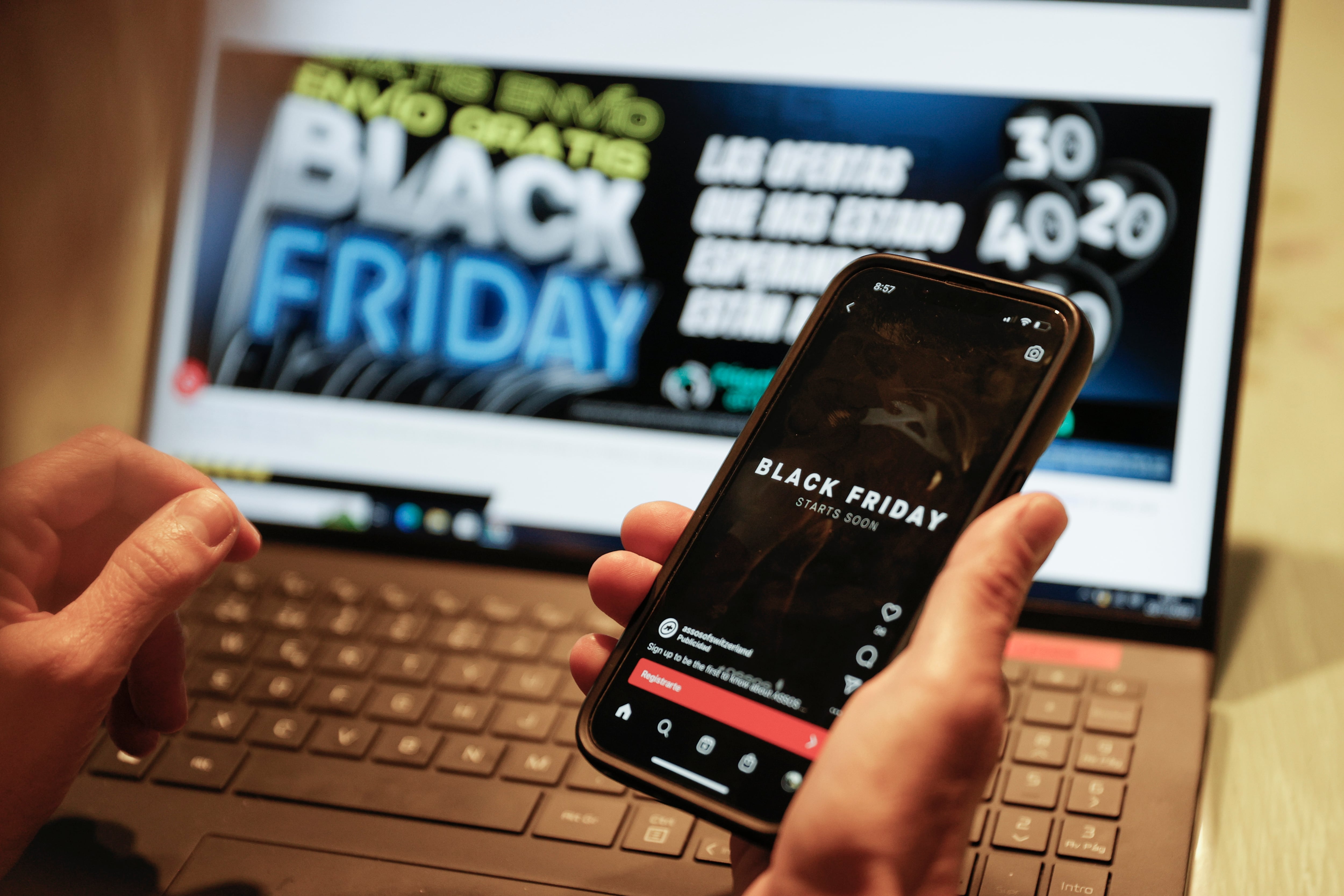 Las compras en el denominado Black Friday pueden verse limitadas este año debido a la situación económica motivada por el incremento de precios y la inflación, la incertidumbre de los tipos de interés y la falta de liquidez de las familias, aunque las expectativas son &quot;relativamente optimistas&quot; para las grandes superficies mientras el pequeño comercio sigue preocupado por el ajuste de sus márgenes.EFE/ Manuel Bruque