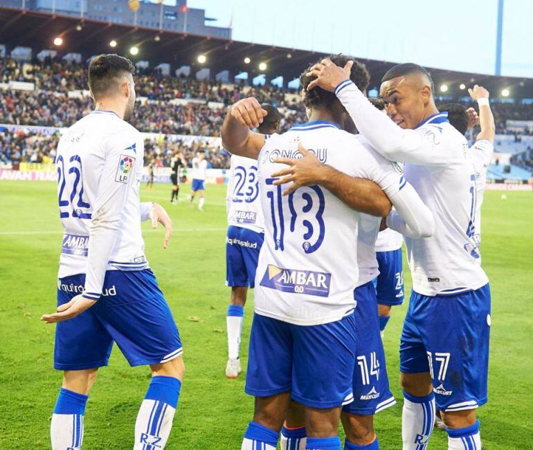 Los jugadores del Real Zaragoza celebran el tercer gol frente al Lugo