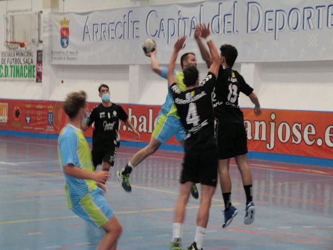 Un momento del partido entre arrecifeños y batateros.