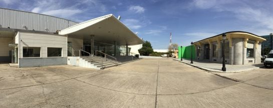 A la izquierda, Teatro Antena 3: Entrada al plató donde están los decorados interiores de las galerías &#039;Velvet&#039;. A la derecha, fachada exterior de las galerías. Al fondo, la azotea de las galerías.