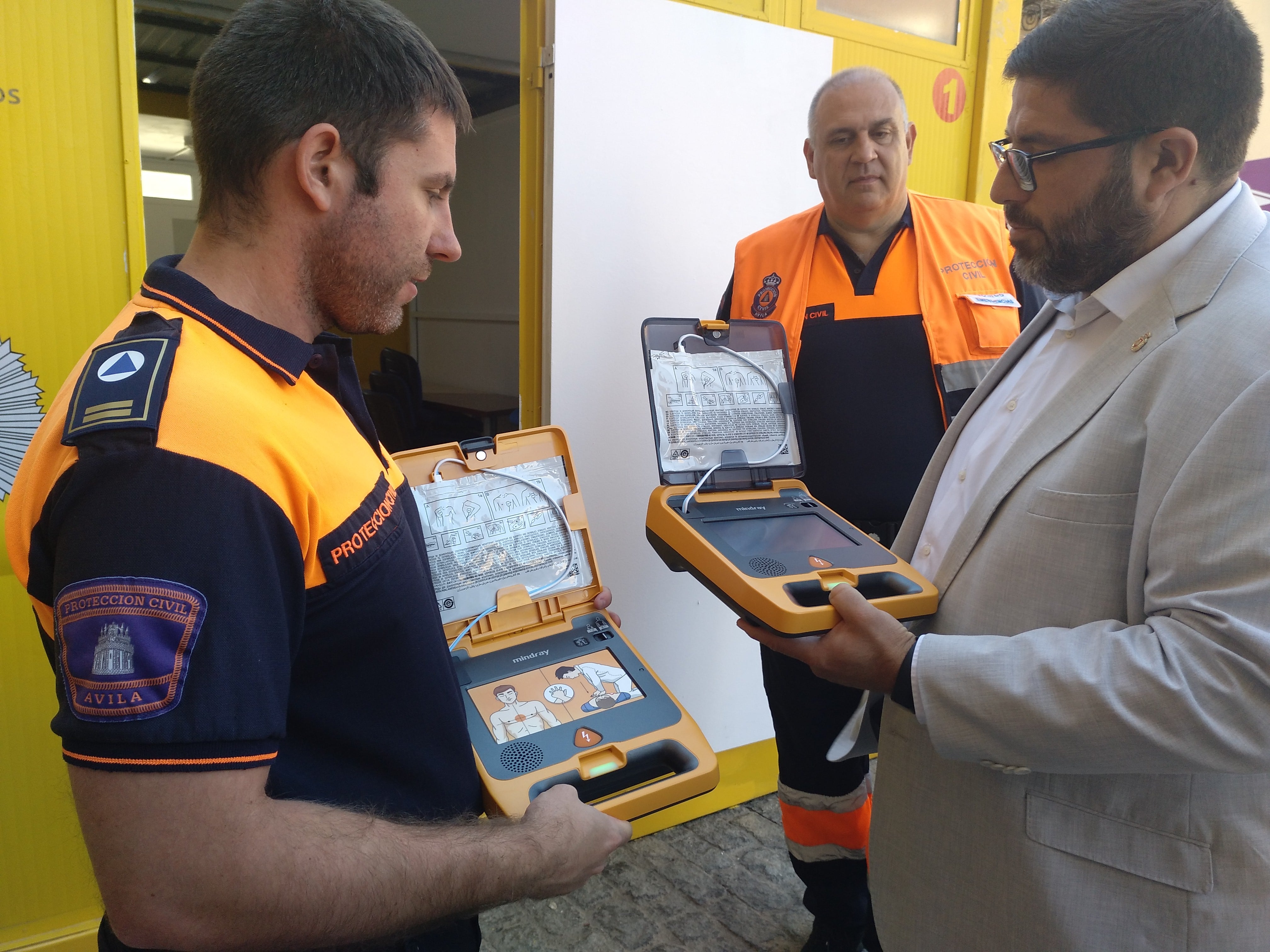 Fernando Nieto y Jesús Manuel Sánchez Cabrera con los nuevos desfibriladores