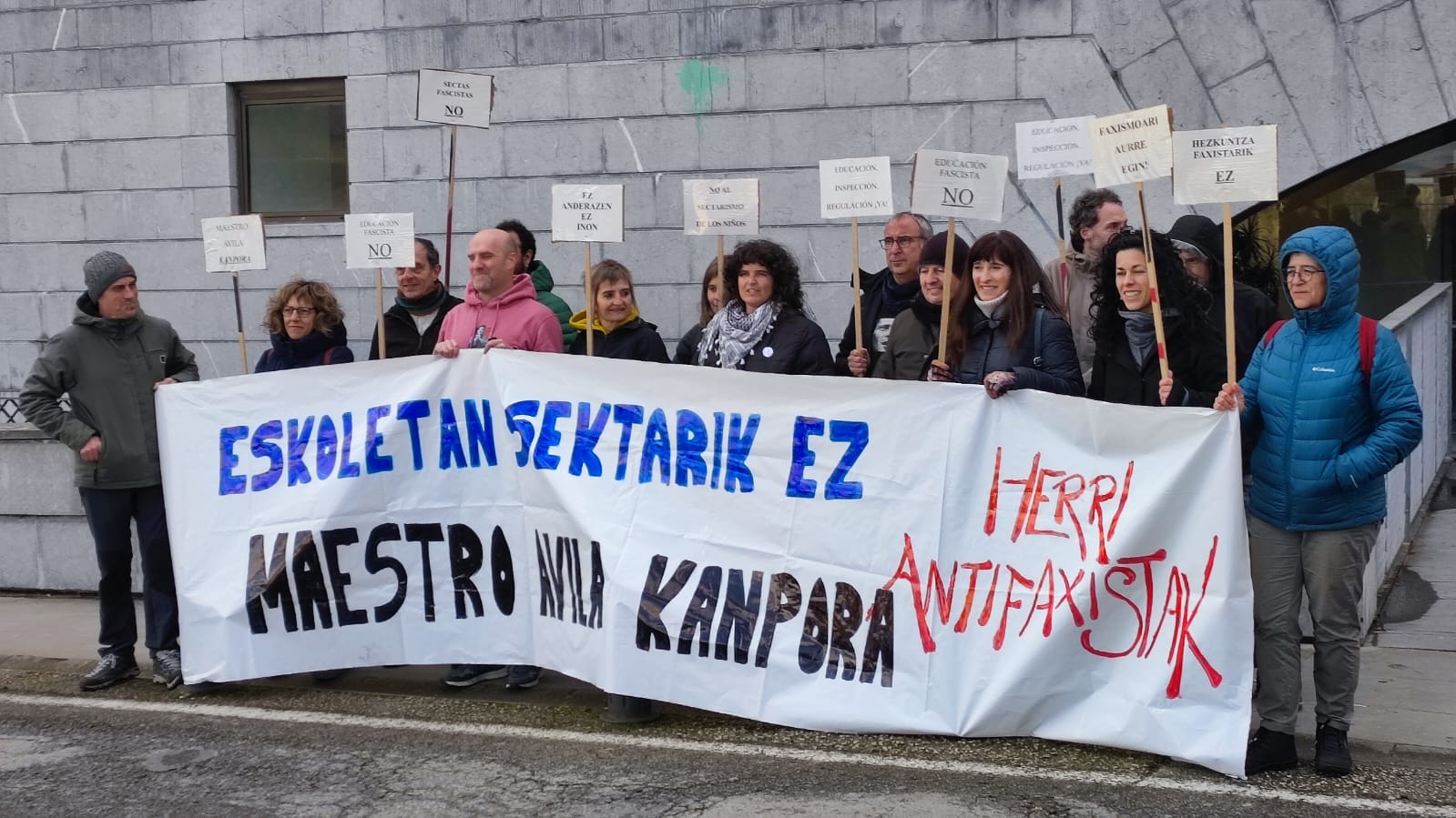 Concentración ante el departamento de Educación del Gobierno de Navarra contra la actividad docente de la Fundación Maestro Ávila en Arguiñano (Tierra Estella).