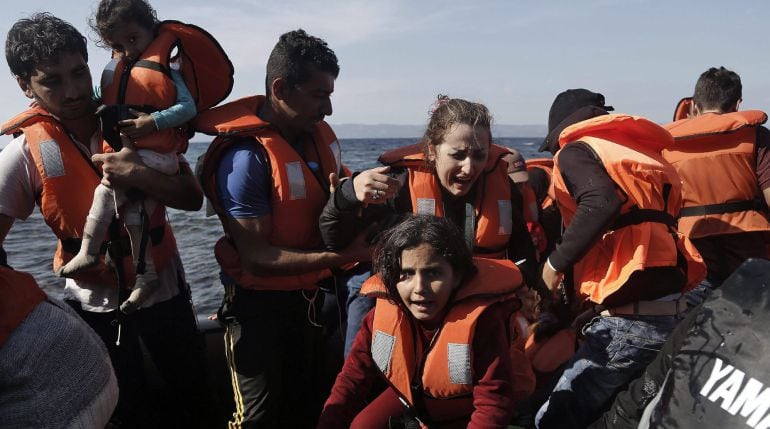 YAN09 LESBOS (GRECIA) 09/10/2015.- Varios refugiados sirios llegan en lancha a la isla de Lesbos (Grecia) desde Turquía, hoy, 9 de octubre de 2015. La Agencia de Naciones Unidas para los Refugiados (ACNUR) y la Organización Mundial de las Migraciones (OIM) se congratularon hoy por el inicio del programa de reubicación de refugiados en Europa aunque advirtieron que el proceso debe acelerarse porque siguen llegando inmigrantes a un ritmo de 7.000 por semana. EFE/Yannis Kolesidis PROHIBIDO SU USO EN GRECIA