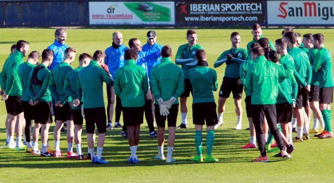 Los jugadores del Racing y el cuerpo técnico de Oltra