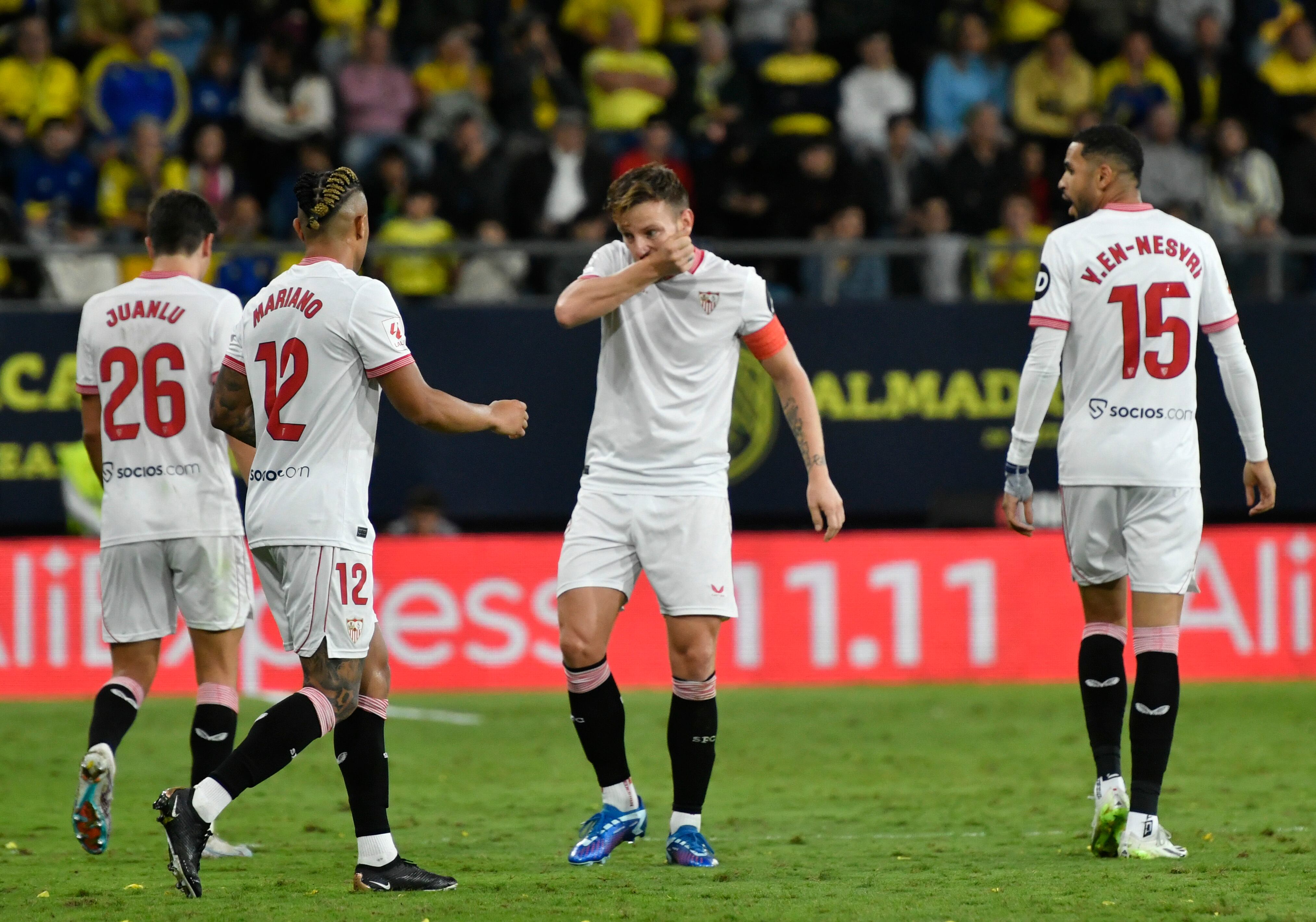 CÁDIZ, 28/10/2023. - El centrocampista croata del Sevilla Ivan Rakitic (c) celebra su gol durante el partido de la jornada 11 de LaLiga entre el Cádiz CF y el Sevilla FC este sábado en el estadio Nuevo Mirandilla de Cádiz. EFE/ Raúl Caro
