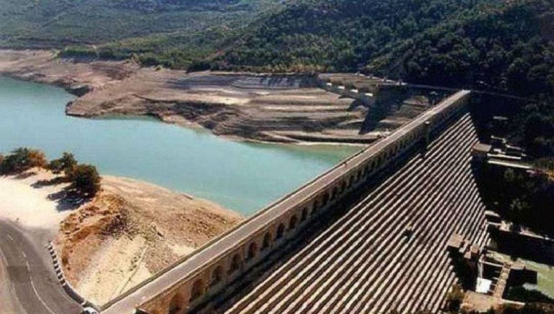 Vista de la presa del embalse de Yesa