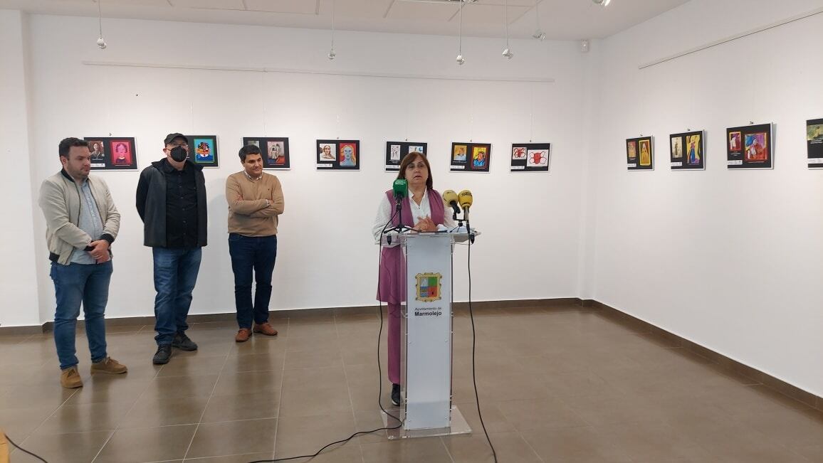 Paqui Lozano, directora IES Virgen de la Cabeza, inaugurando la exposición “Viviendo el Museo Mayte Spínola” en el Museo de Arte Contemporáneo de Marmolejo.