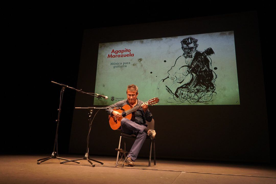 Acto de presentación ‘Agapito Marazuela. Música para guitarra’, durante la interpretación de una de las canciones del folclorista segoviano 
  