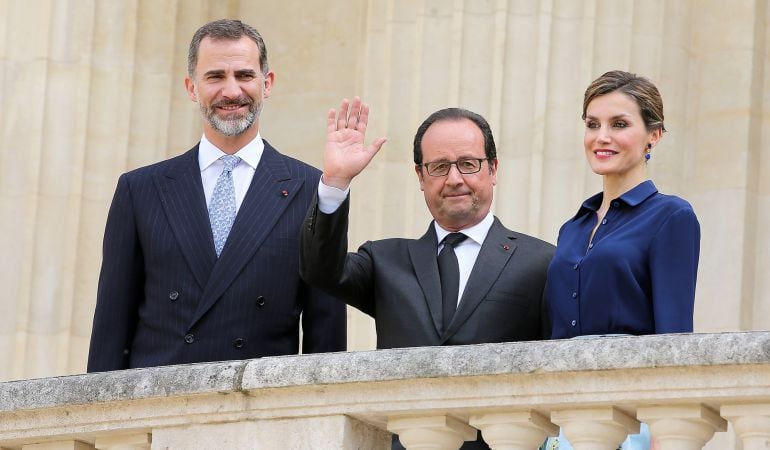 François Hollande, Felipe VI y la reina Letizia en la terraza del Grand Palais.