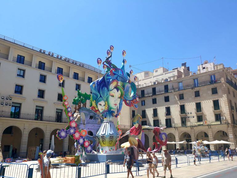 Instantes de la plantà de la foguera oficial en la plaza del consistorio