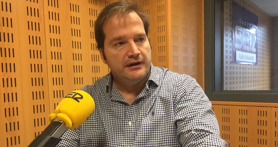 El presidente del Colegio Oficial de Farmacéuticos de Valladolid, Carlos Treceño, durante la entrevista emitida en 'Hoy por Hoy'