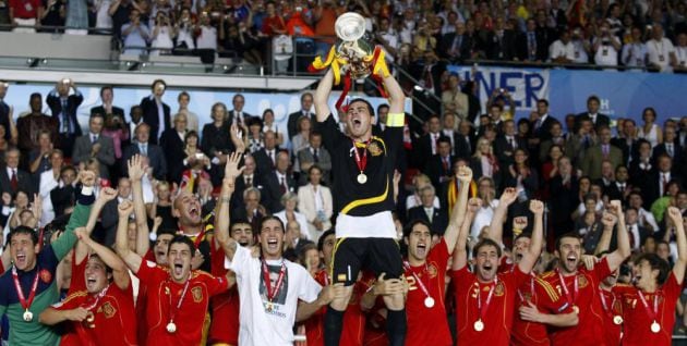 Casillas levantó la Copa de 2012