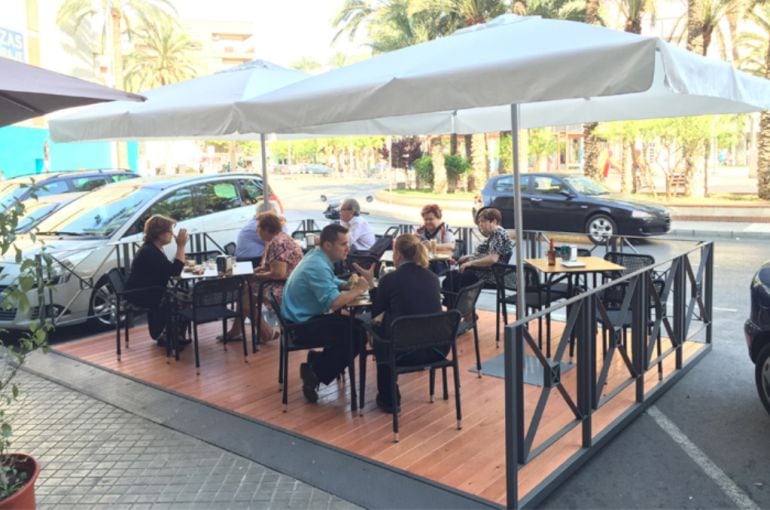 Ejemplo de terraza en un aparcamiento en batería