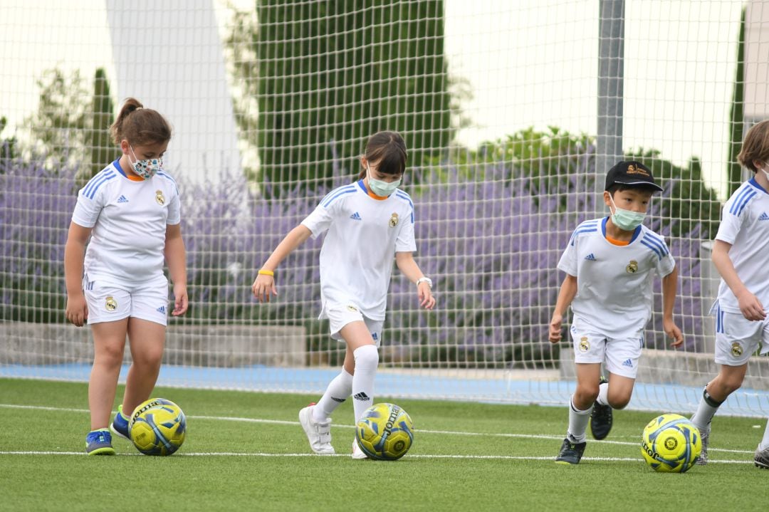 Varios niños disfrutan del &#039;Campus Experience&#039; en la Ciudad Deportiva de Valdebebas