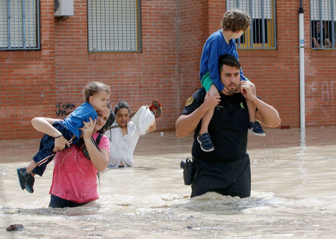 Imagen de archivo del rescate de niños en un barrio de Almoradí durante la DANA del pasado mes de septiembre. Dos meses después, el paso de la DANA que anegó la Vega Baja y causó tres muertos sigue dejando un rastro de secuelas más allá de las cicatrices en el territorio: los psicólogos advierten del incremento de niños con un miedo desmesurado a la lluvia y al pronóstico del tiempo