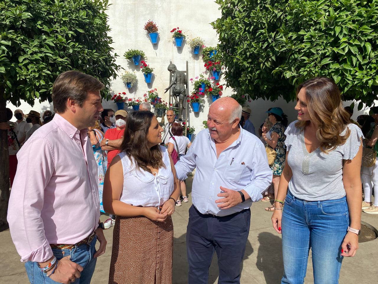 El cabeza de lista del PP por Córdoba, Jesús Aguirre, visitando los patios de Córdoba con otros miembros de su candidatura