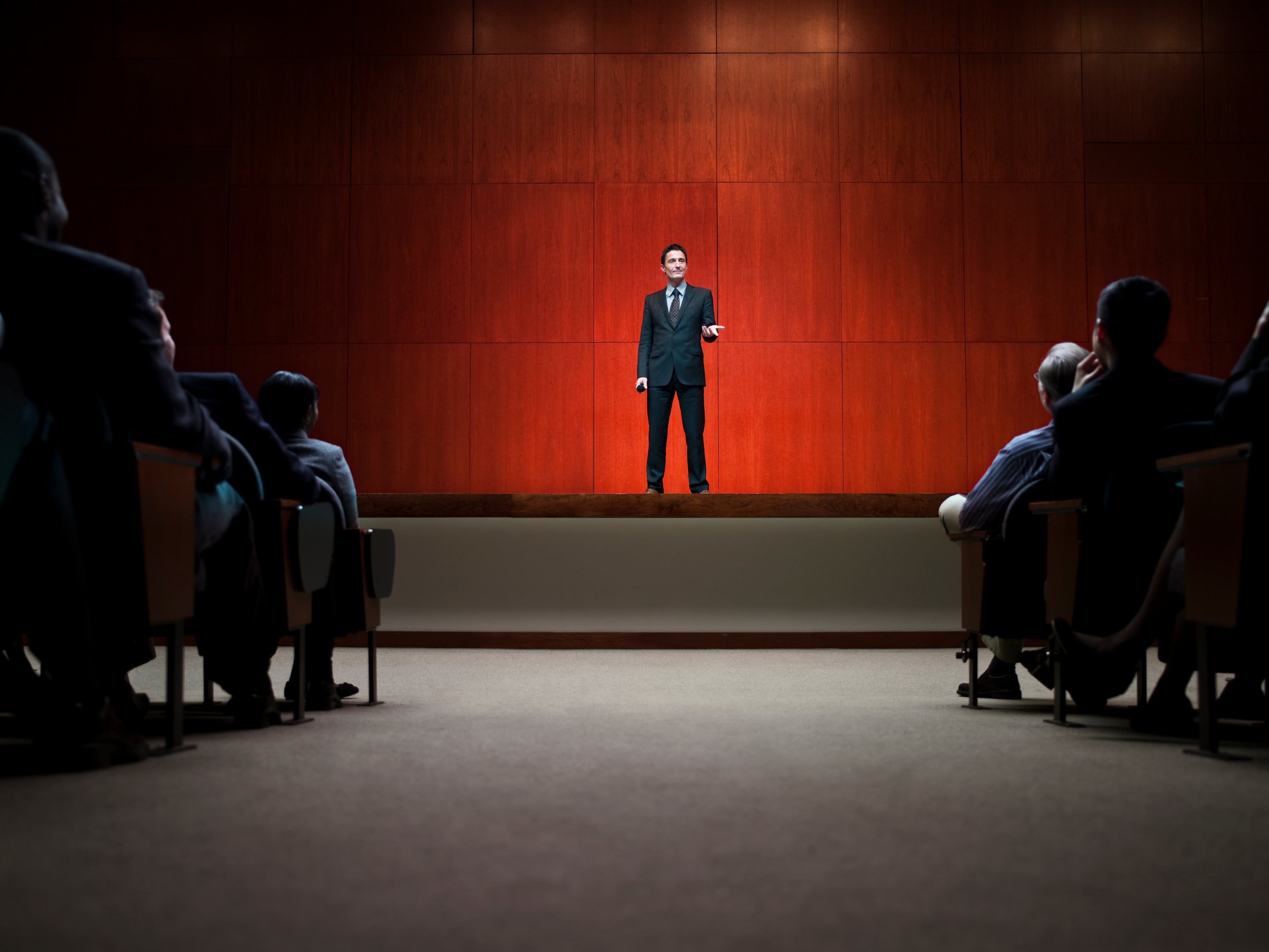 Una persona habla en público encima de un escenario, en una foto de archivo.