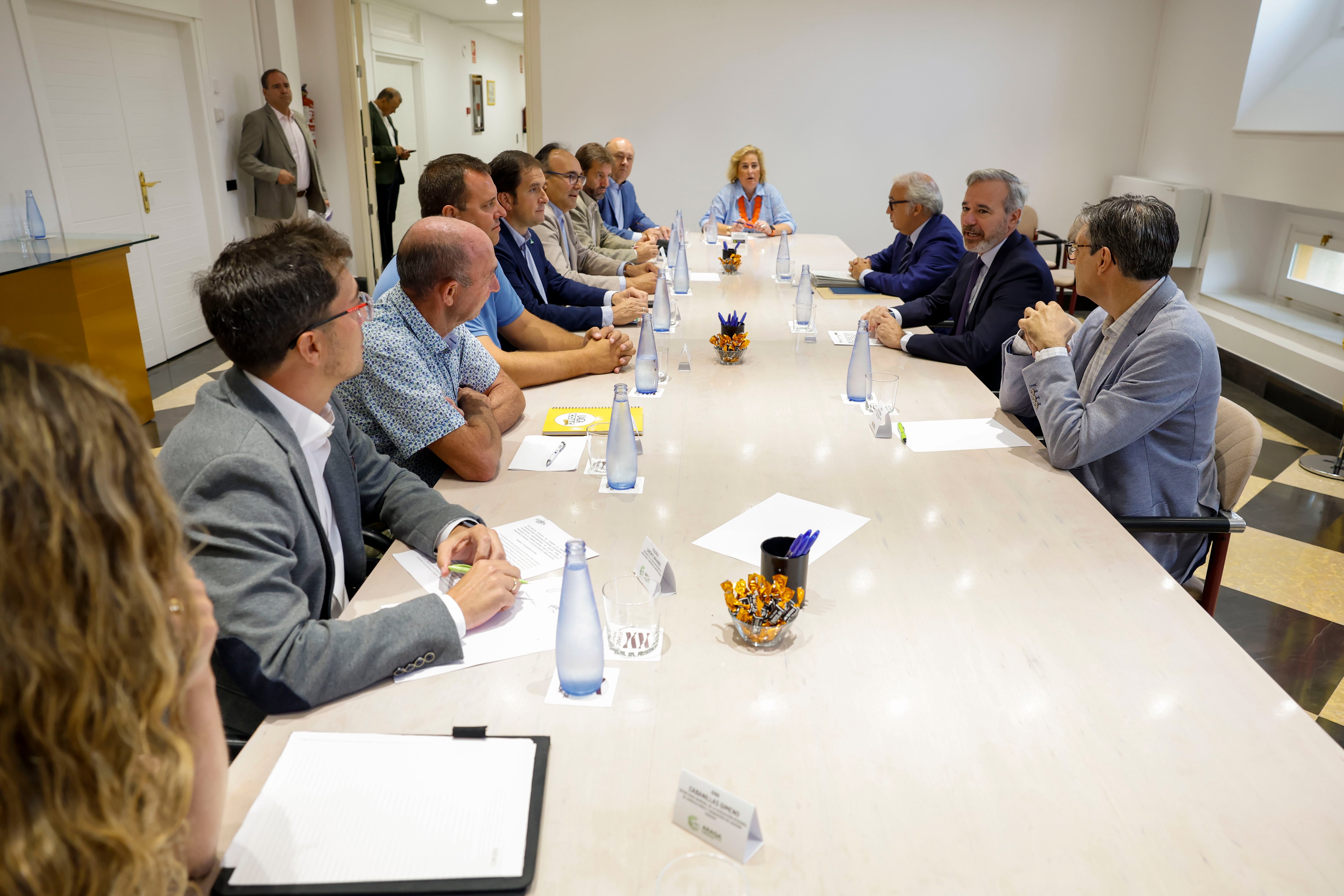 ZARAGOZA, 17/09/2025.- El presidente del Gobierno de Aragón, Jorge Azcón (2d), y el consejero de Agricultura, Ganadería y Alimentación, Javier Rincón, se reúnen con las organizaciones agrarias UAGA, ASAJA, ARAGA, UPA, además de Cooperativas Agroalimentarias de Aragón, para analizar la propuesta de la Comisión Europea para la PAC posterior a 2027, este miércoles. EFE/Javier Cebollada
