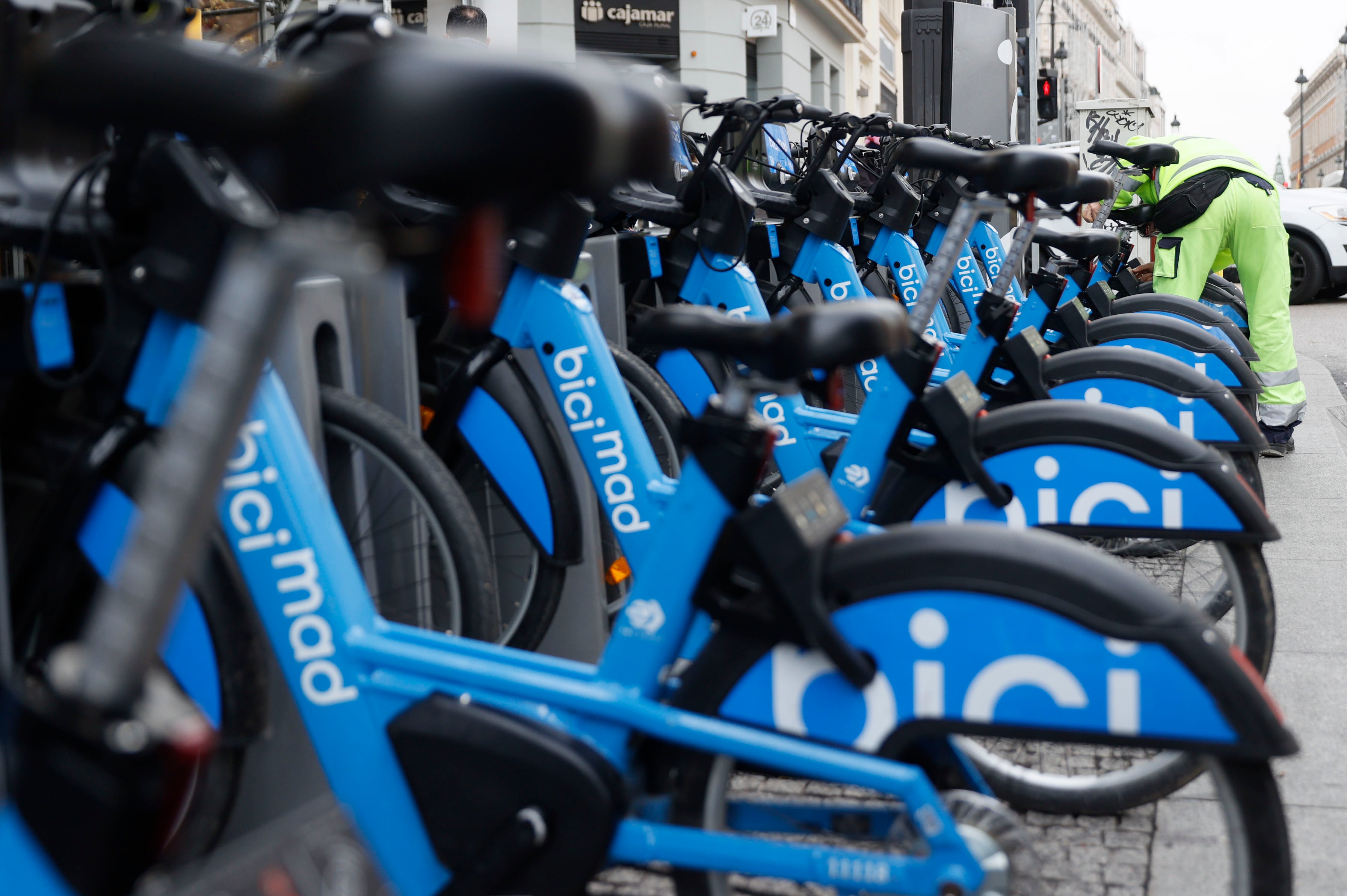 Un operario repara un bicicleta del servicio de bicicletas eléctricas Bicimad en Madrid, una forma sostenible se movilidad urbana. EFE/ Mariscal