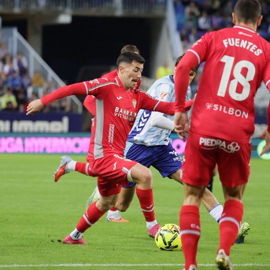 Jacobo pugna por un balón en La Rosaleda (Prensa CCF)