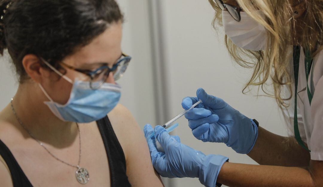 Una enfermera administra la vacuna contra el Covid-19 a una joven