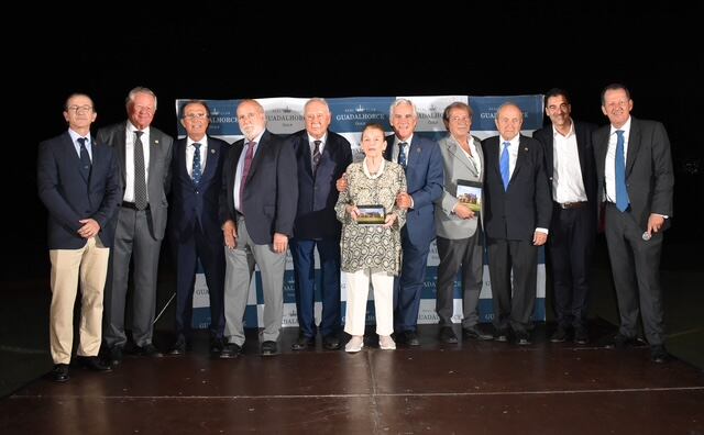 Varios de los fundadores del Club Guadalhorce, junto al Presidente del Club, Ángel Gancedo, y los autores del libro del Sueño al Swiing