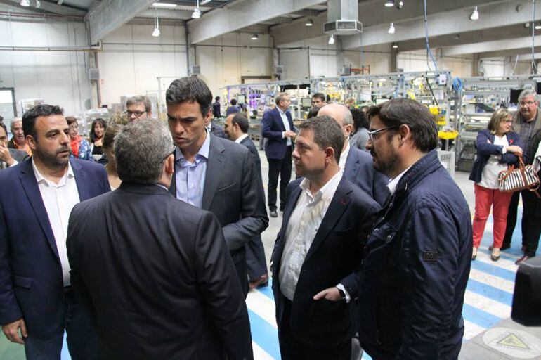 Pedro Sánchez y Emiliano García-Page visitando una fábrica del Corredor del Henares, en Guadalajara.