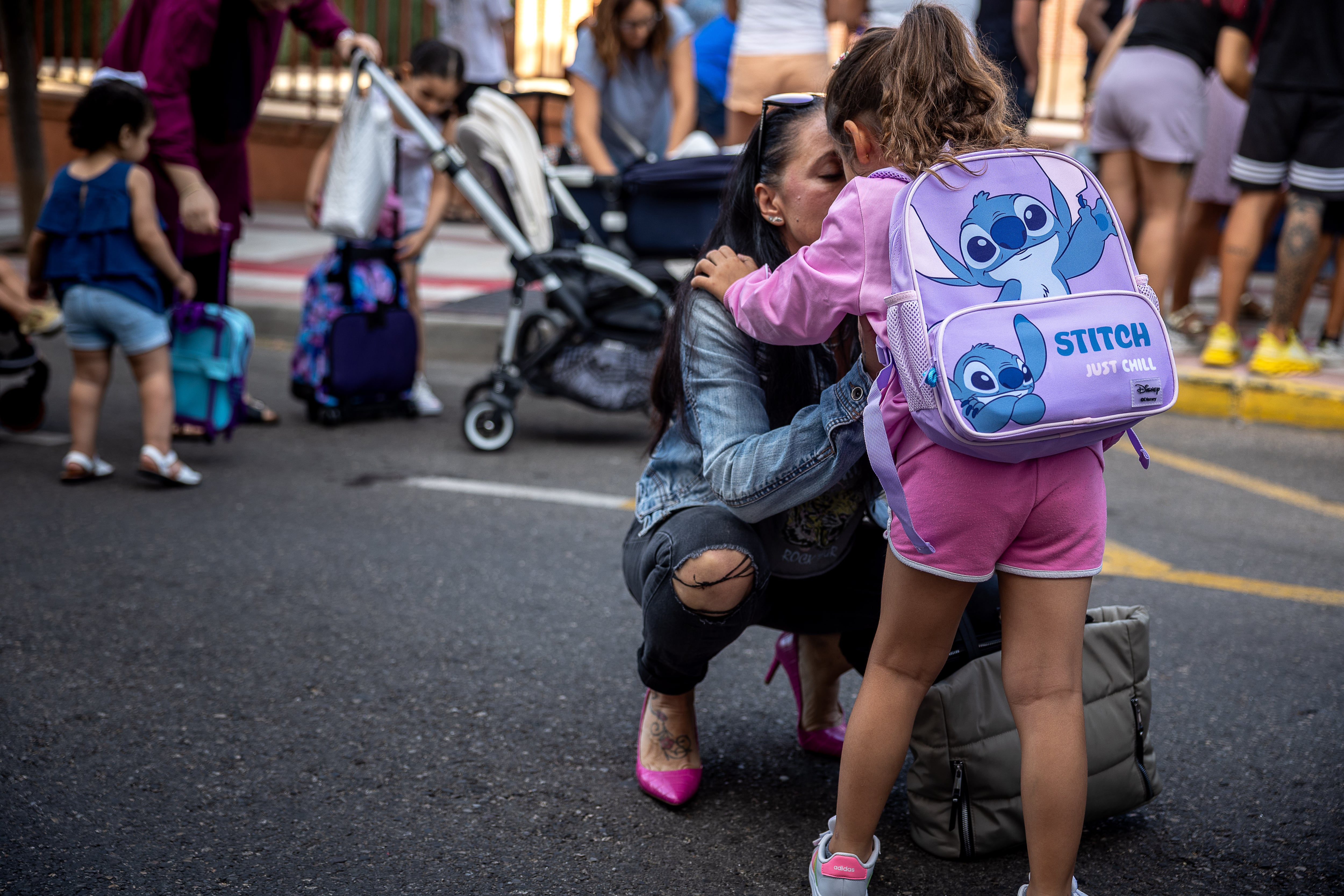 Una madre se despide de su hija las puertas de un colegio en Illescas (Toledo) en el arranque del curso escolar.