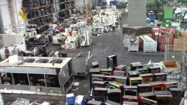 Imagen de la empresa de reciclaje en Aznalcóllar donde se han producido las detenciones de la Guardia Civil