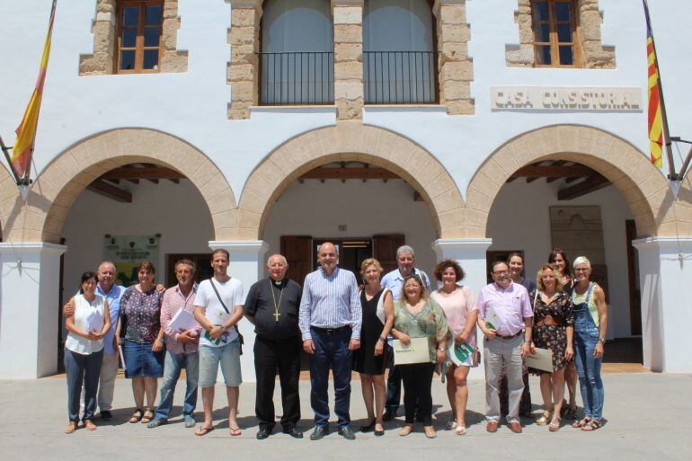 El alcalde posa junto a los representantes de las entidades sociales