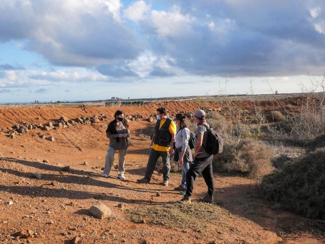 La directora general de Patrimonio del Gobierno de Canarias, Nona Perera, junto al equipo de especialistas compuesto por Jesús Manuel Cáceres, arqueólogo; Julie Campagne, antropóloga, y Moisés Tejera, geógrafo.