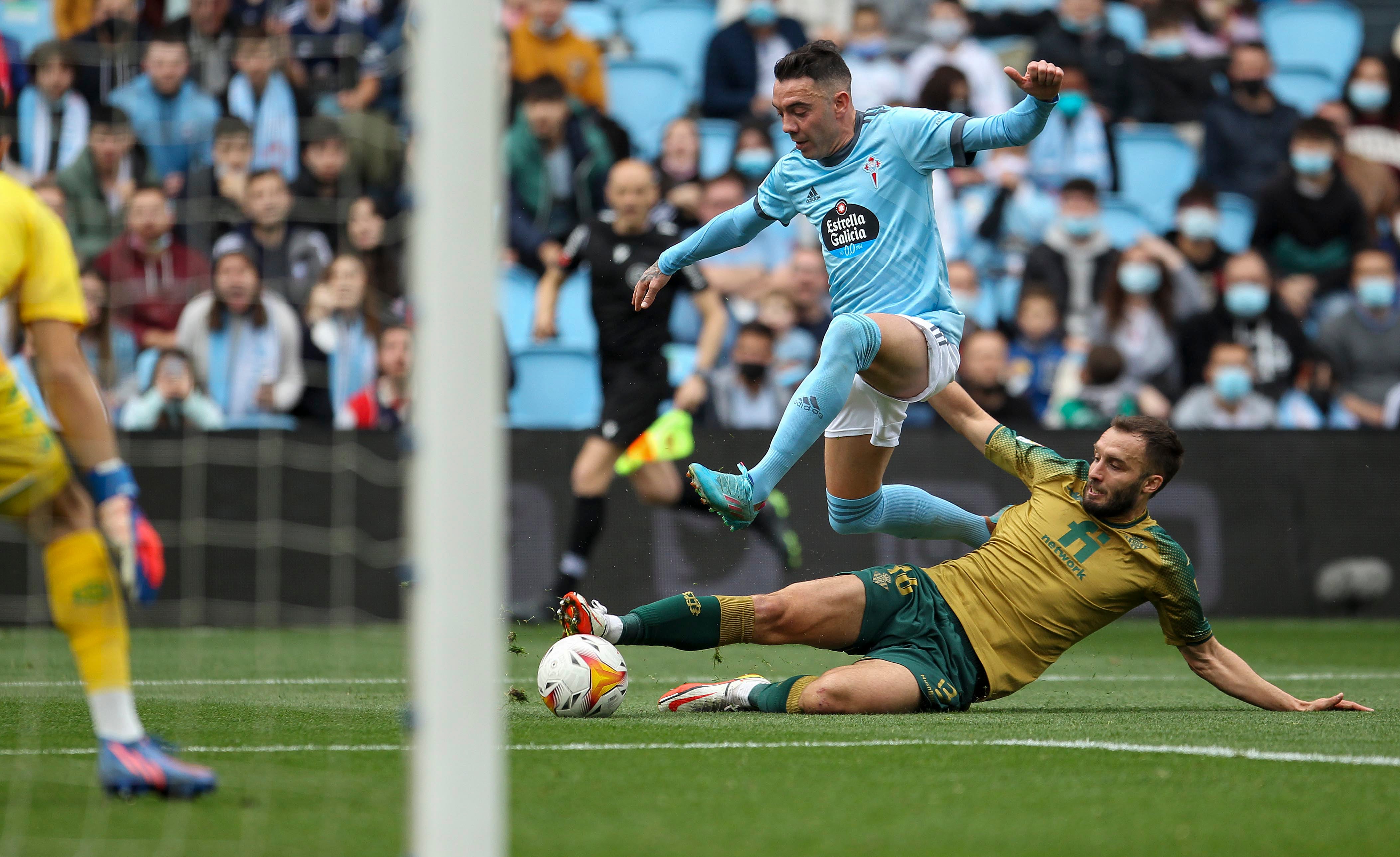 VIGO (PONTEVEDRA), 20/03/2022.- El delantero del Celta Iago Aspas (i) trata de superar a Germán Pezzella, del Betis, durante el partido de Liga en Primera División disputado este domingo en el estadio de Balaídos, en Vigo. EFE/Salvador Sas