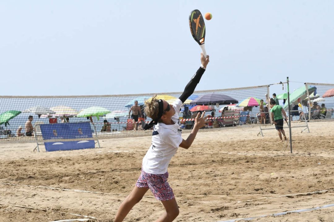 El tenis playa se consolida en Almería.