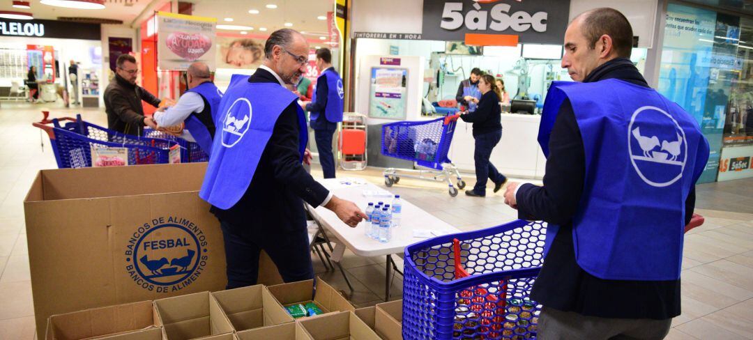 Luis Fuentes (izda), durante su visita al Banco de Alimentos de Valladolid. 
 CORTES DE CYL.
 