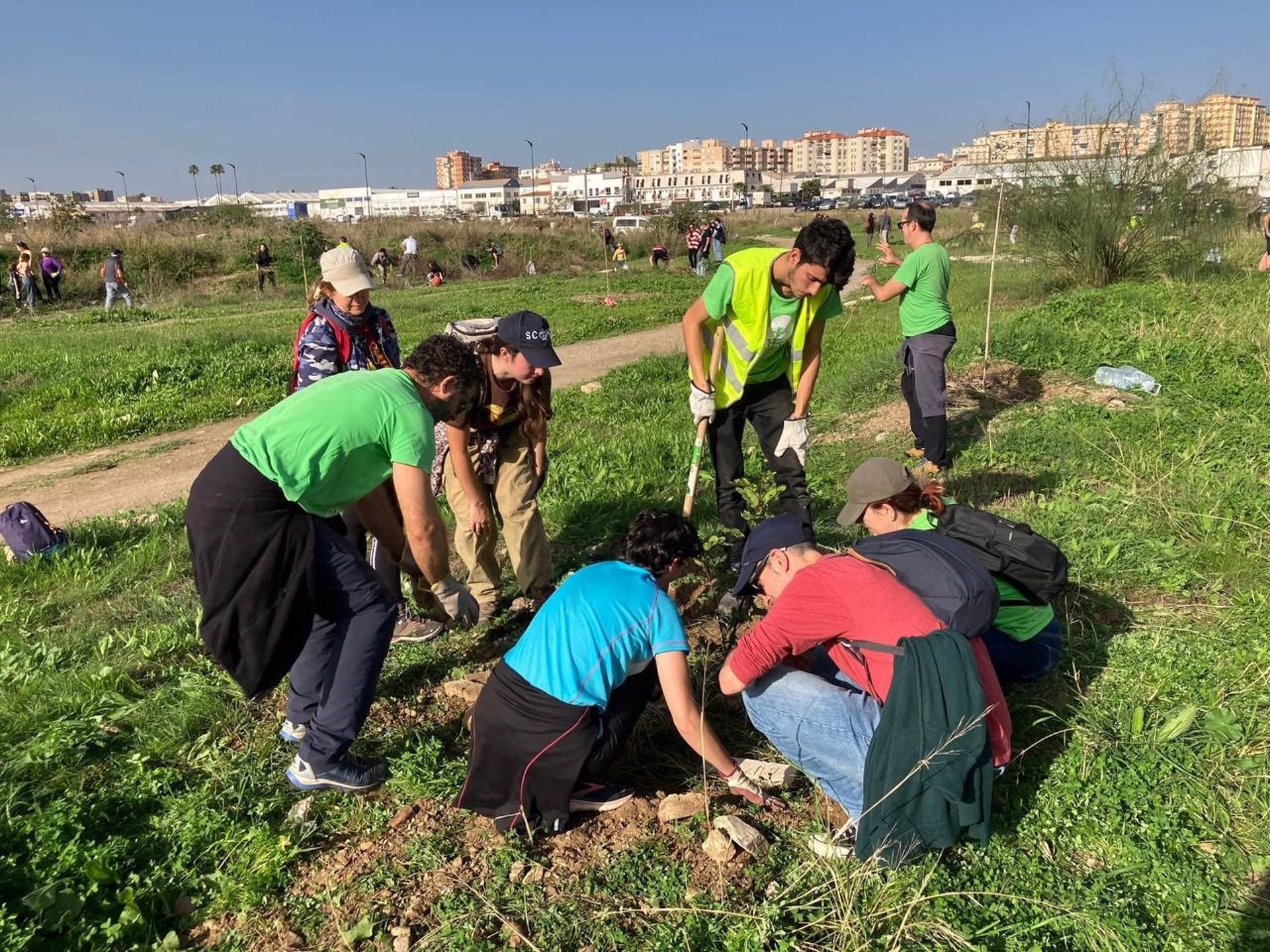 Casi un centenar de voluntarios han acudido a la llamada de la plataforma ciudadana y han participado en esta jornada que ha reunido a numerosas familias en los antiguos terrenos de Repsol