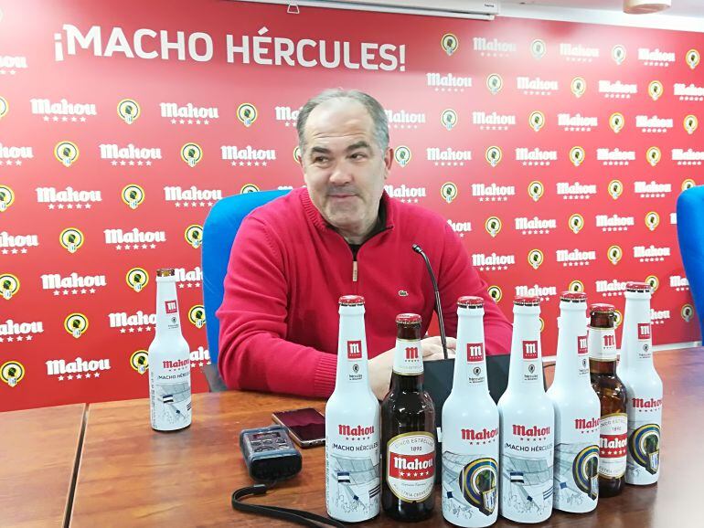 Visnjic en sala de prensa del Rico Pérez