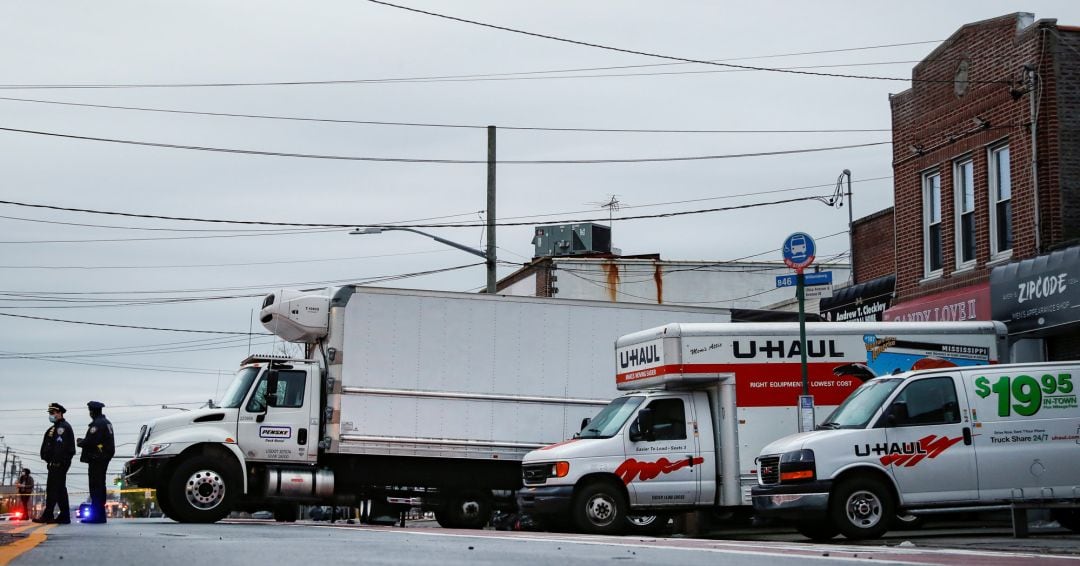 Encuentran en Nueva York decenas cadáveres en descomposición en camiones mudanza.