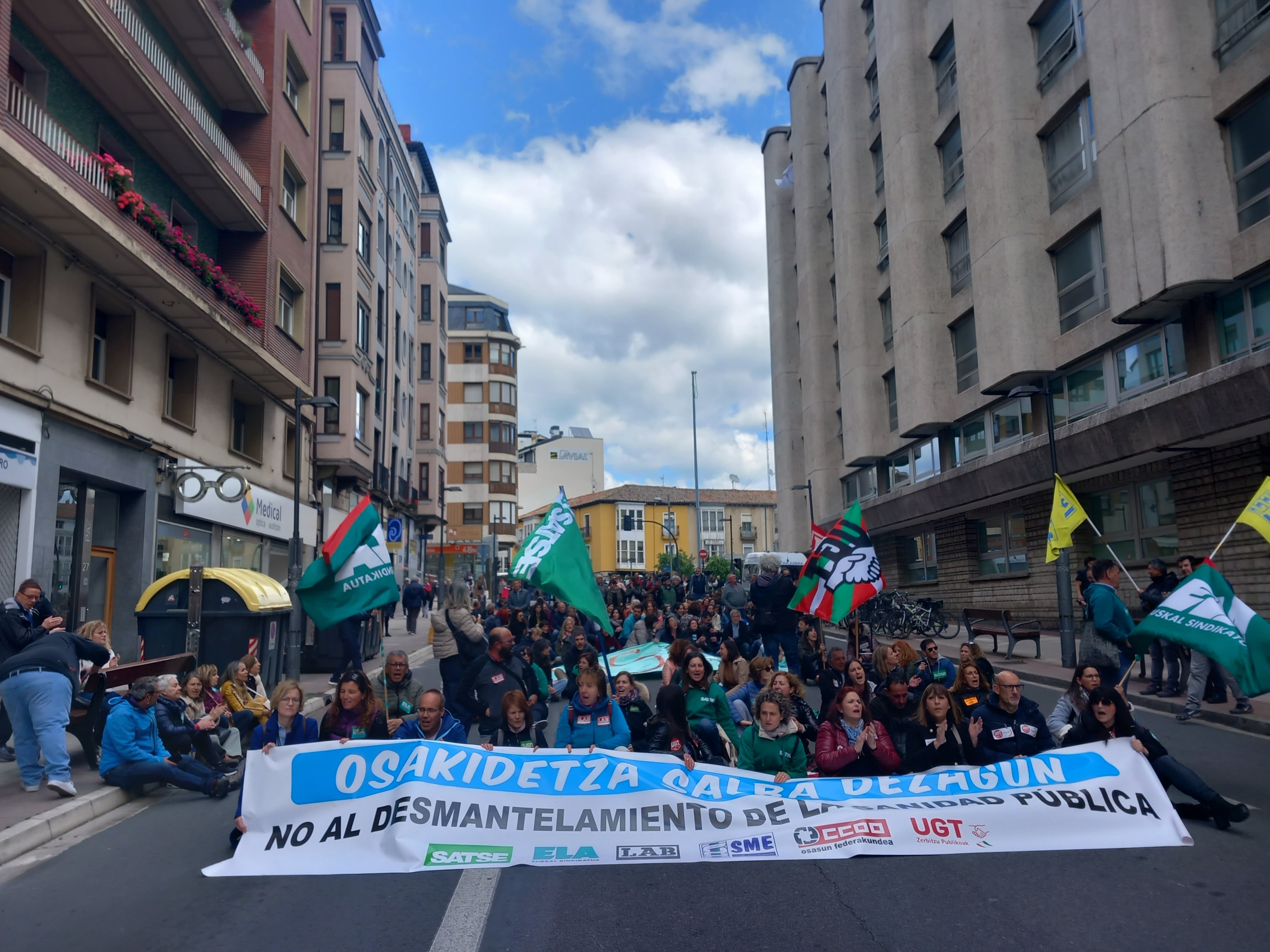 Los manifestantes se han sentado al llegar la marcha a la calle La Paz