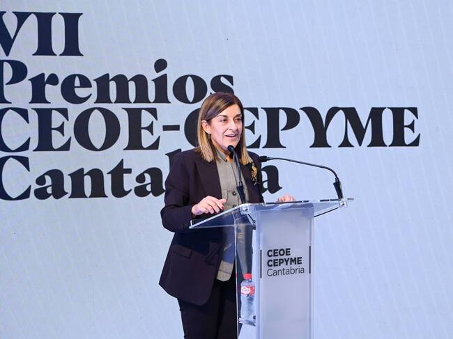 La presidenta de Cantabria, María José Sáenz de Buruaga, se dirige a los 200 empresarios y directivos presentes en la gala, que se desarrolló en el Casino de El Sardinero.